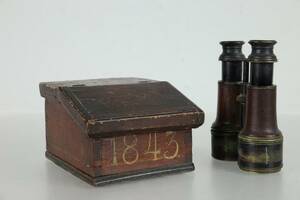 LÅDA, allmoge, 1843, samt TEATERKIKARE
