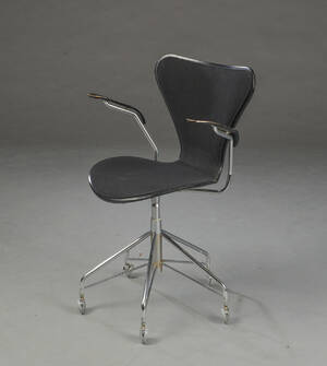  Arne Jacobsen Kontorstol, Syveren armstol monteret med sort betræk Denne vare er sat til omsalg under nyt varenummer 4715421