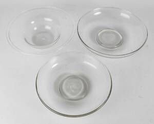 To mælkefade og en skål på fod, af klart glas 3