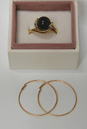 Ring af 14 kt. guld med onyx samt et par creoler ørestikkere af 8 kt. guld. 3
