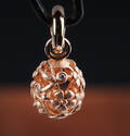 Ole Lynggaard. Sweet Drop Flower brillantcharm af 18 kt. delvist satineret rosaguld