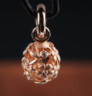 Ole Lynggaard. Sweet Drop Flower brillantcharm af 18 kt. delvist satineret rosaguld