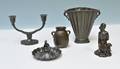 Just Andersen 1884-1943. Samling vaser, figur mm i discometal5