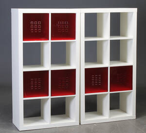 To reoler, kasser af rød plast 2