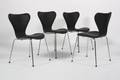 Arne Jacobsen 1902-1971 Sæt på fire stole, model 3107 7eren, nybektukket med sort læder. 4