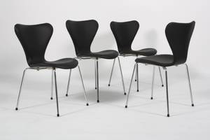 Arne Jacobsen 1902-1971 Sæt på fire stole, model 3107 7eren, nybektukket med sort læder. 4