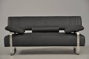 Italiensk design. 2-pers. sofa betrukket med sort læder 2