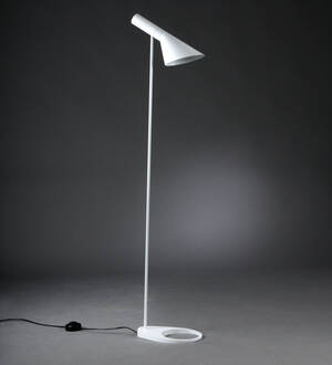 Arne Jacobsen. AJ standerlampe, hvidlakeret Denne vare er sat til omsalg under nyt varenummer 4711649