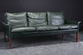 Hans Olsen. Tre-pers. sofa betrukket med grønt læder