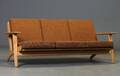 Hans J. Wegner. Tre-pers. sofa af eg, model GE-2903 