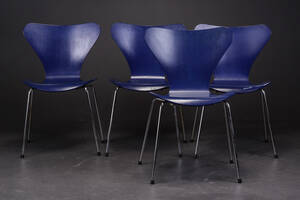 Arne Jacobsen. Sæt på fire stole model 3107 4