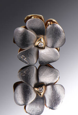 Ole Lynggaard blomst lås af 14 kt tofarvet guld med brillanter