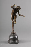 Bronzefigur af ung kvinde