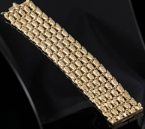 Guld armbånd.