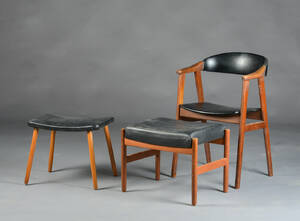 Dansk møbelproducent. En armstol med to skamler. 3 