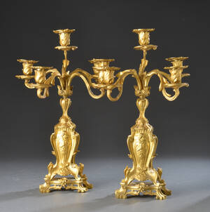 Et par femarmede lysestager af forgyldt bronze, 1800-tallets anden halvdel. 2