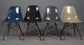 Charles Eames Sæt på fire skalstole af glasfiber, multifarvede, model dsw 4