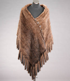 Poncho af strikket mink, asymmetrisk design. Scanbrown
