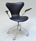 Arne Jacobsen 1902 - 1971. Kontorstol med armlæn, 1960erne, model 3217, nybetrukket med sort læder