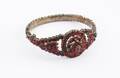 Armring i metall, med infattade granater, 1900-talets första hälft