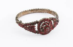Armring i metall, med infattade granater, 1900-talets första hälft