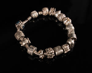 Pandora. Armbånd med charms