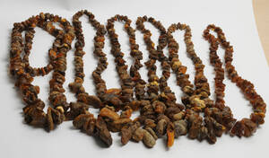 Samling på 6 halskæder med ravperler i forløb 6