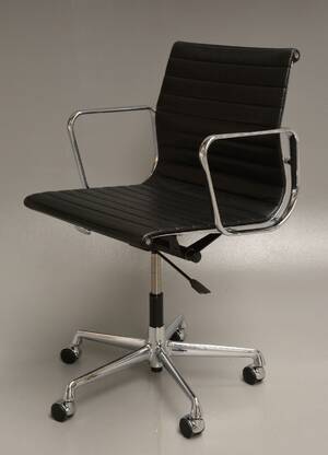 Charles Eames. Kontorstol, model EA-117 i sort læder 