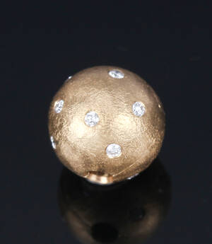 Ole Lynggaard kuglelås-mini, rødguld 18 kt, prydet med 14 brillanter ialt ca. 0,11 ct
