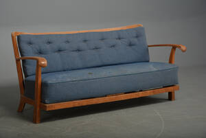 Dansk snedkermester, 1930erne. Sofa af eg, løse hynder m. blå uld 