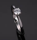 Solitairering af platin prydet med brillantsleben diamant
