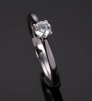 Solitairering af platin prydet med brillantsleben diamant