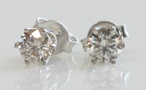 Par brillantørestikker, ca. 0.66 ct. 2