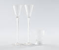 Glas med etsad dekor resp spiralvriden fot