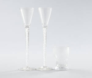 Glas med etsad dekor resp spiralvriden fot