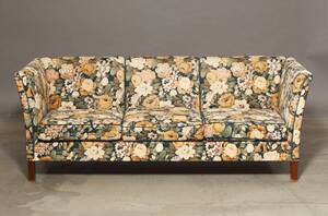 Søren Lund tre-pers sofa betrukket med blomstret stof