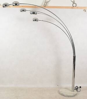 GOLVLAMPA, vitmetall, modern tillverkning.