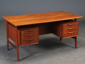 Gunni Omann. Skrivebord af teak, model 75