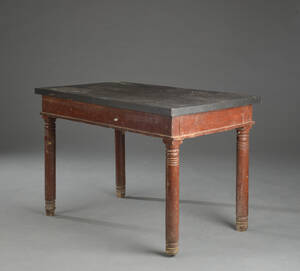 Bord af bemalet træ 