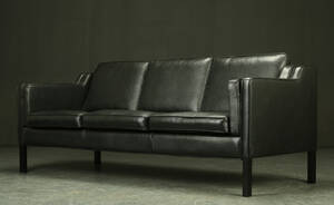 Stouby. Tre-pers. sofa, model Eva, sort læder