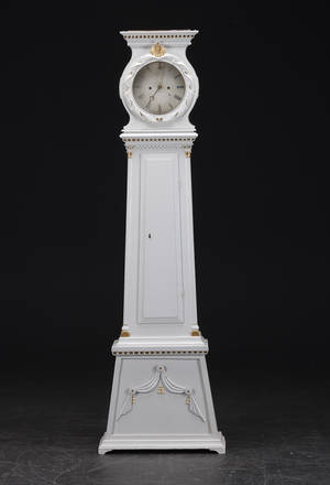 Standur i hvidmalet kasse, Empireform, 1800-tallet.