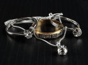 Halsband samt tre ringer i 18 kt guld med diamanter 4