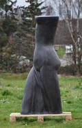 Kvindetorso af sort marmor, sign. Jørgen Mernild