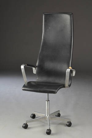 Arne Jacobsen. Højrygget Oxford kontorstol med armlæn, model 3292 Denne vare er sat til omsalg under nyt varenummer 4725251