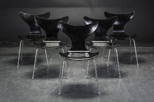 Arne Jacobsen. Sæt på fem Mågen stole, model 3108 5