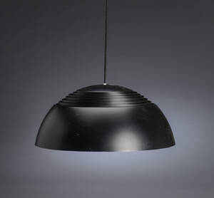 Arne Jacobsen for Louis Poulsen. AJ pendel, sort