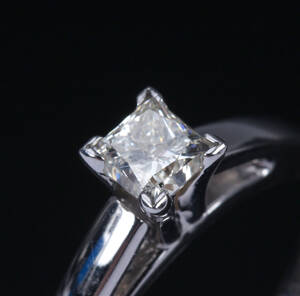 Diamant solitairering af 14 kt. hvidguld med princess-cut diamant på ca. 0.46 ct
