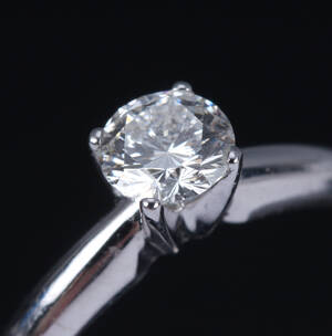 Engelsk diamant solitairering af 18 kt. hvidguld, med brillantsleben diamant på ca. 0.48 ct