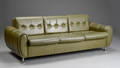 Trepersoners sofa betrukket med grøn læder.