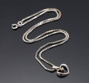 Hjertevedhæng med kæde af hvidguld